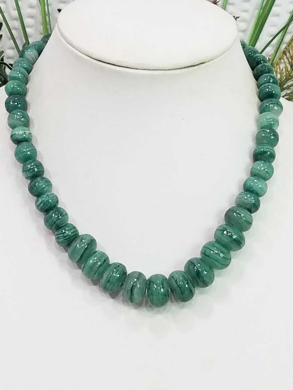 Vintage Graduated In Size Natural Green Aventurine Bead Choker Necklace